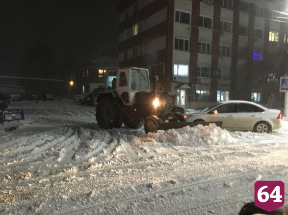 Саратовскую область всю ночь расчищали от снега