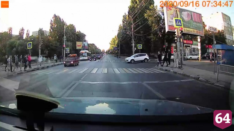 В Саратове водитель «Жигулей» протащил юношу на капоте