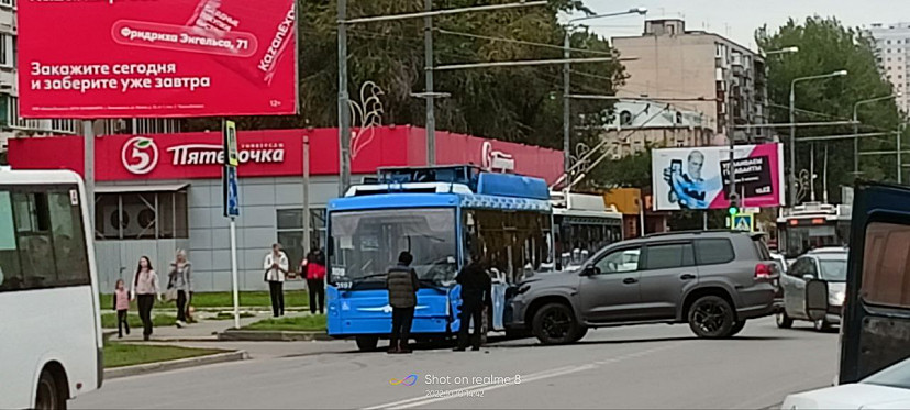 В Энгельсе внедорожник протаранил троллейбус напротив рынка