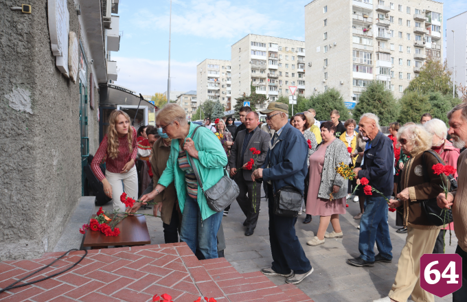 В Саратове открыли памятную доску музе живописца