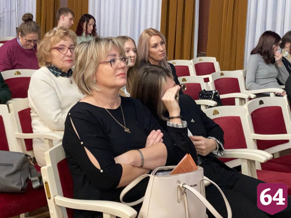Саратовский блогер в театре рассказала о похождениях императора