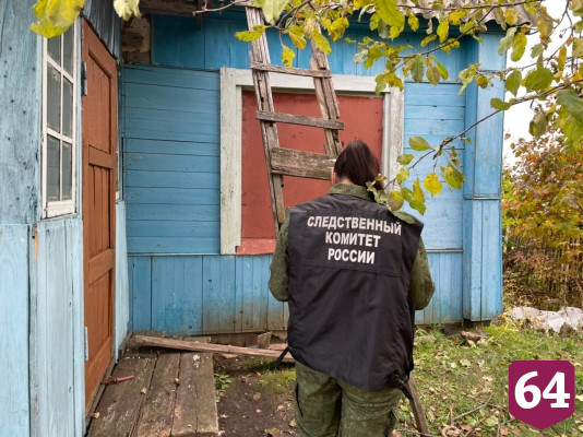 Саратовец упал с лестницы на даче и умер по пути в больницу