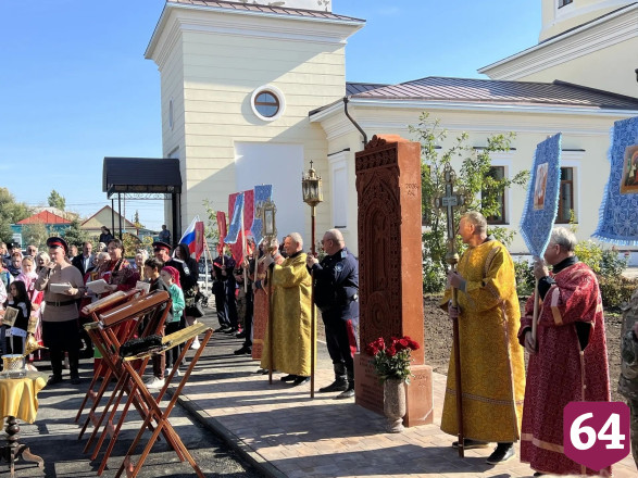 В Саратовской области на казачьем фестивале кормили щами и фланкировали шашкой
