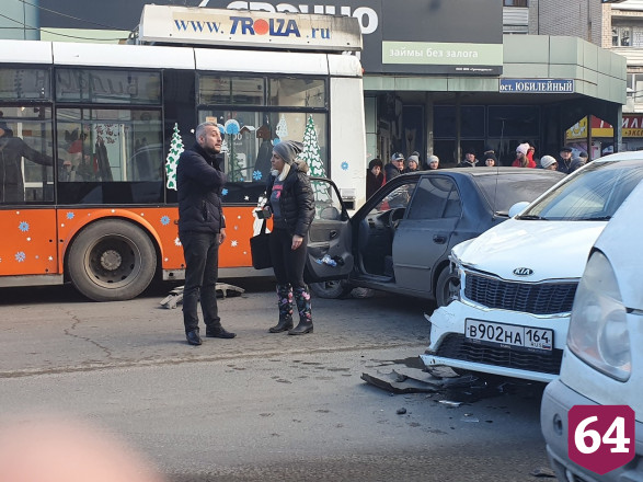 В массовой аварии с троллейбусом пострадала автоледи