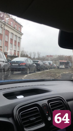 В Саратове автомобилисты встали в очередь на шиномонтаж