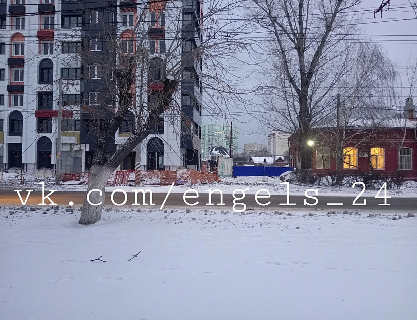 В Энгельсе закрыли тротуар на пути к школе для слабослышащих