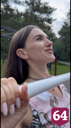 Саратовскому силачу на спортплощадке девушка села на шею