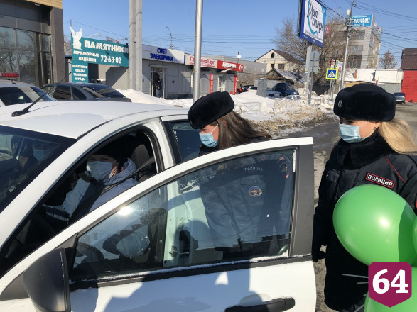 В Саратове полицейские угощали водителей сладостями