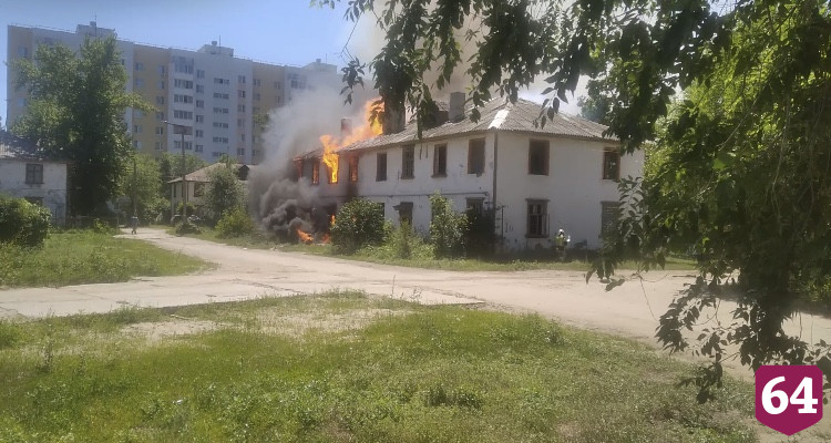 Под Саратовом полыхает расселенный дом