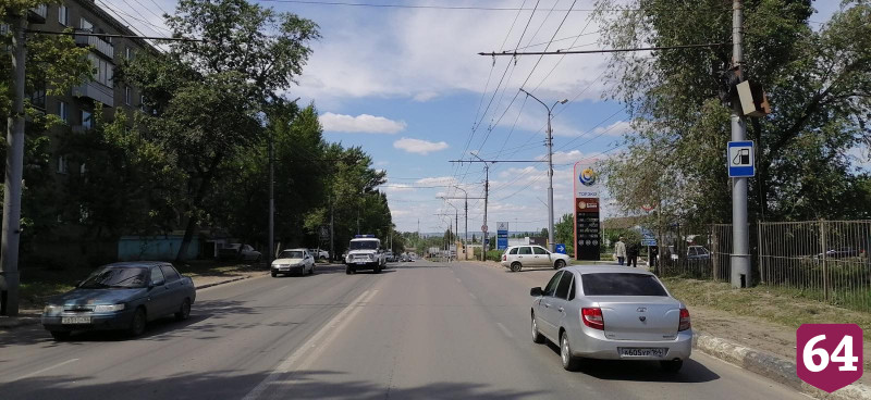 Водитель легковушки задавил школьника на заправке