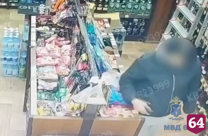 В Саратове женщина похитила телефон в алкомаркете и попала на видео