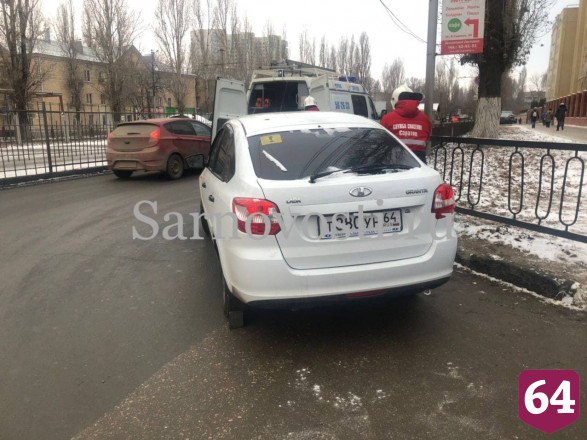 В Саратове у больницы автомобиль переехал женщину