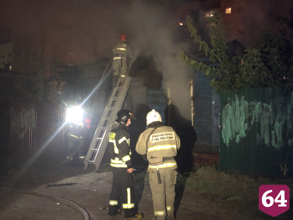 Полыхающий дом в центре Саратова тушили 26 пожарных