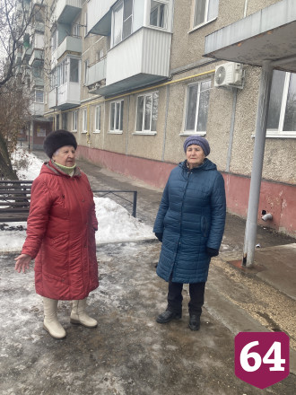 В Саратове жильцы многоэтажек поздравили коммунальщиков с Новым годом