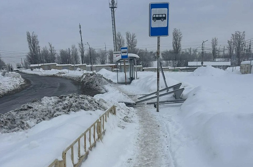 В Саратове на пенсионерку рухнула остановка