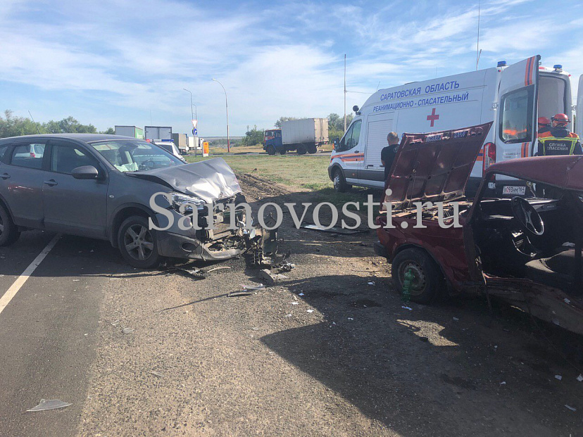 В лобовом столкновении на Вольском тракте разбился водитель легковушки