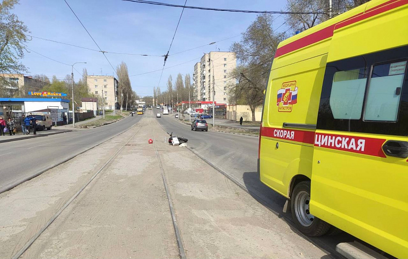 Несовершеннолетний байкер сбил женщину в Саратове