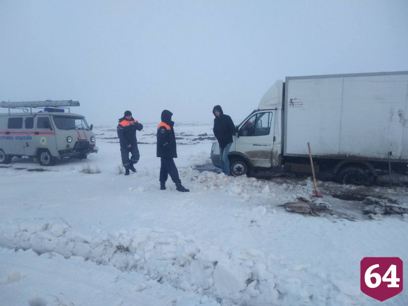 Саратовские спасатели эвакуировали водителя грузовика из заснеженного поля