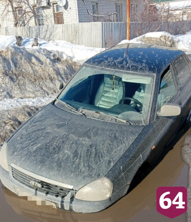 В Саратове несколько автомобилей провалились в дорожные ямы 