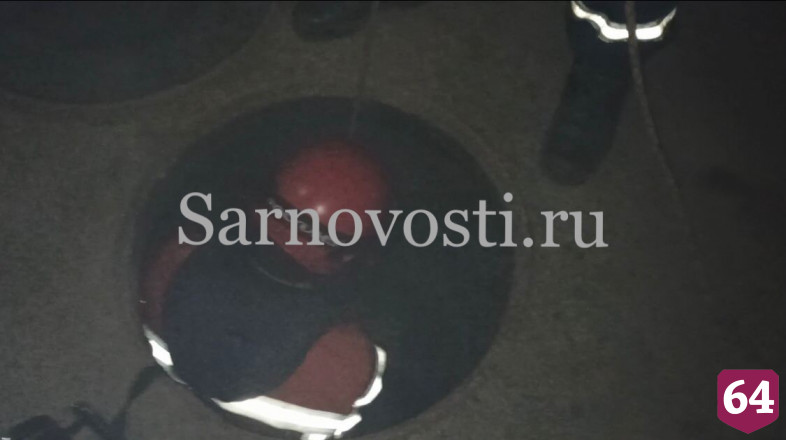 В Саратове из горящего люка вытащили мужчину