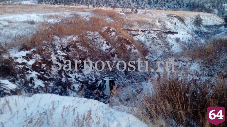Под Саратовом водитель на кроссовере вылетел в овраг