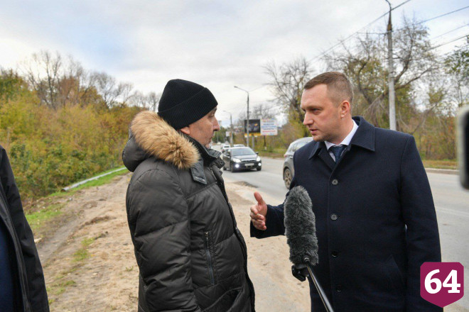 Губернатор обещал наказать чиновников за пробки из-за ям на дороге