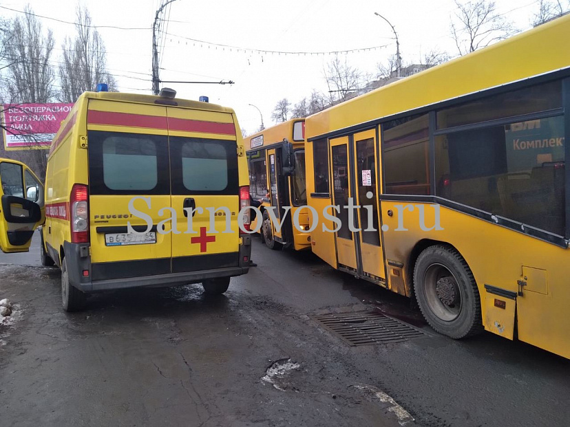 В ДТП с автобусами на Стрелке пострадала пенсионерка