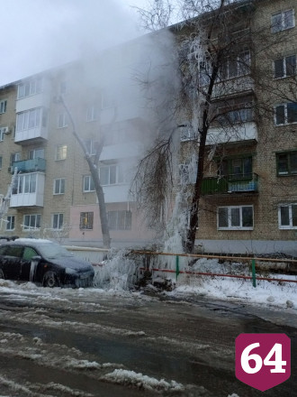 В Саратове коммунальная авария превратила автомобиль в ледяную статую