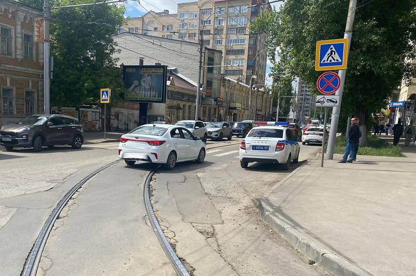 В центре Саратова под иномарку попала 19-летняя девушка