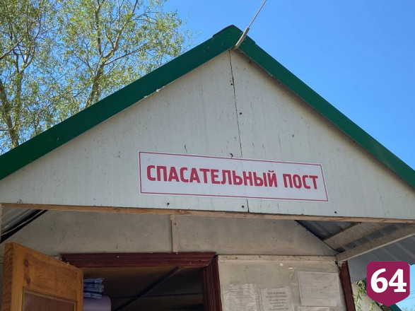 Отдыхающим на пляже саратовцам напомнили о штрафах за купание 