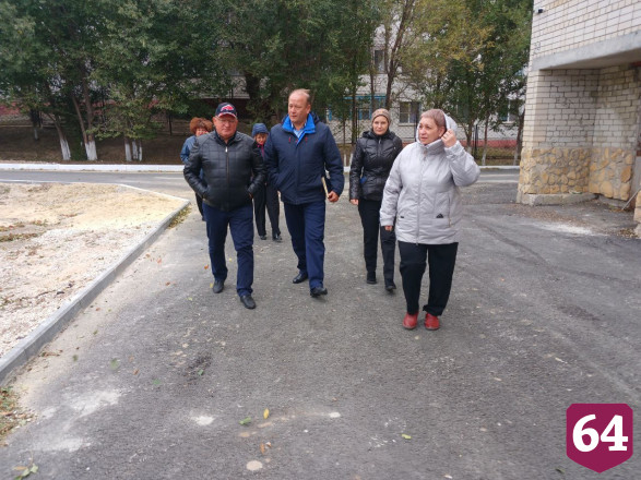 В саратовском поселке построили спортплощадку с окопом