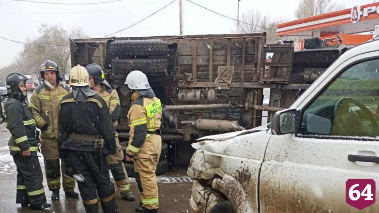 В Саратове после ДТП на Вольском тракте опрокинулся грузовик 