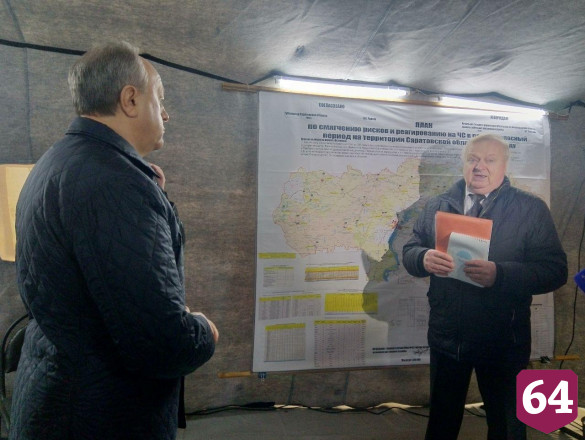 Саратовские спасатели в присутствии губернатора достали из воды рыбаков 