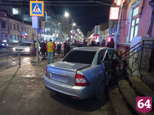 Появилось видео аварии со сбитыми в центре Саратова пешеходами 