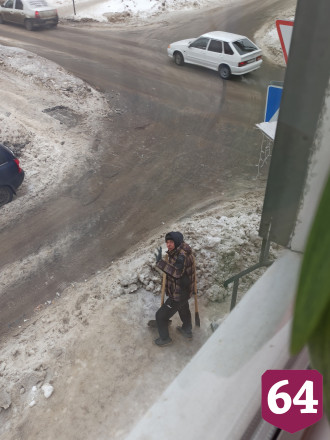 В Саратове инвалид бесплатно чистит снег на улицах