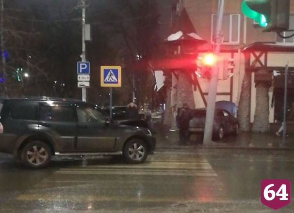 В центре Саратова перекресток не поделили Opel и Mitsubishi