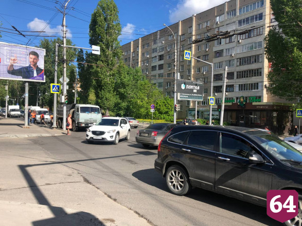 Авария и дорожные работы остановили движение на Чернышевского