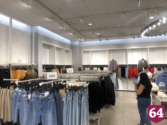 Саратовцы выстроились в очереди на распродаже H&M перед уходом из России 