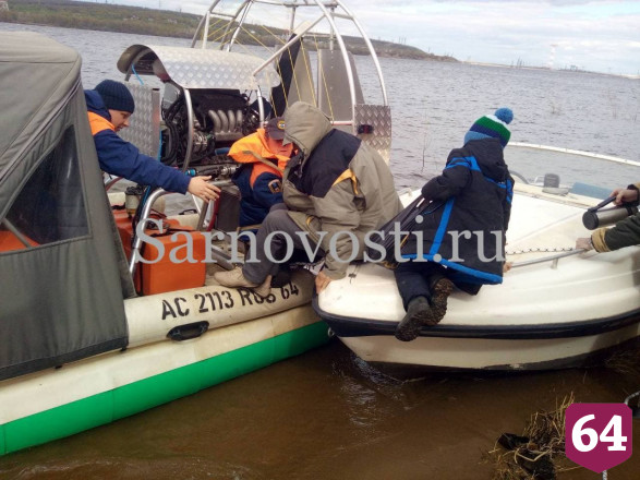 Саратовские спасатели эвакуировали с острова на Волге мужчин и ребенка