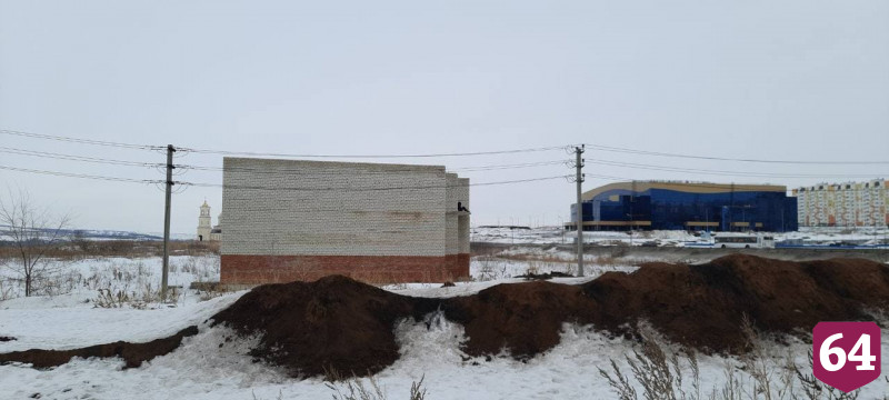 В Саратове спасатели сняли шестерых детей с крыши долгостроя