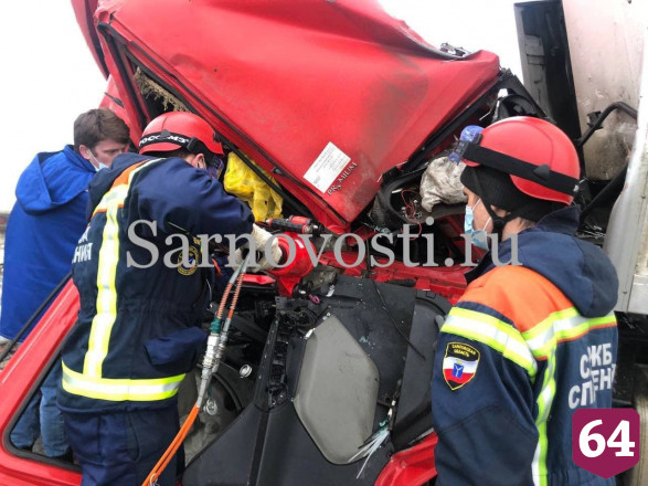 Дальнобойщика зажало в грузовике после массового ДТП под Саратовом