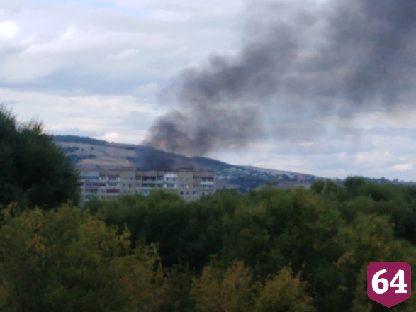 В Заводском районе рядом с жилым домом горят сараи