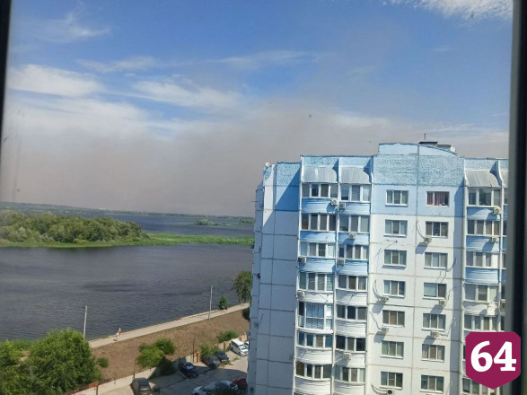 В Саратове сильный ветер превратил колесо обозрения в качели