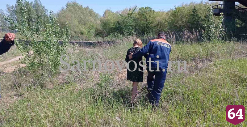Женщина упала с моста в Волгу