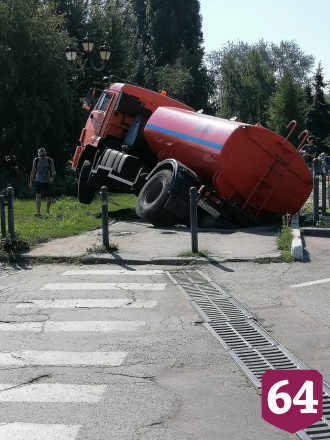 В Саратове на тротуаре поливальная машина ушла под асфальт 