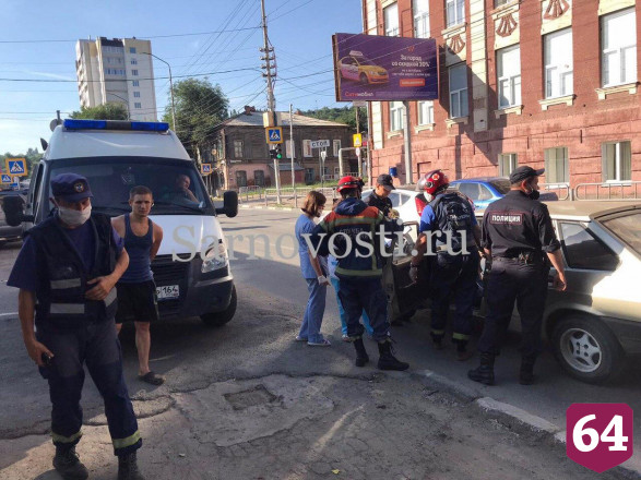 Жители Саратова вызвали спасателей неадекватному автомобилисту