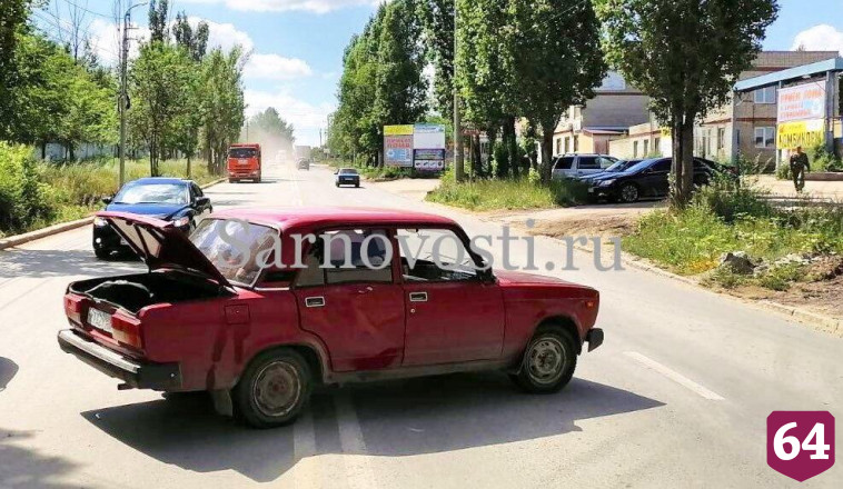 В Саратове пешеход в ДТП помяла «Жигули»