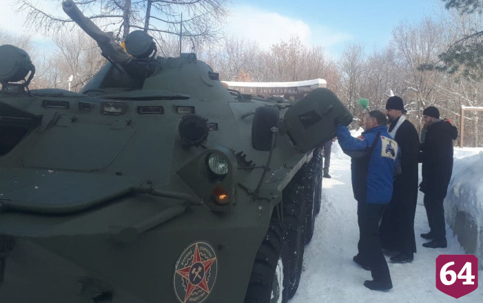 В парке Победы Саратова перед автопробегом в Крым освятили БТР 