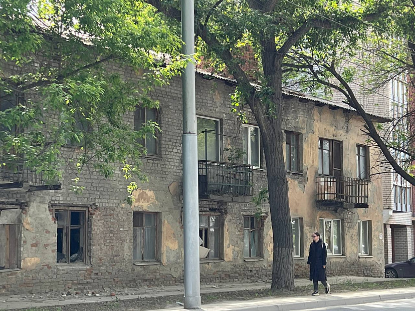 Жители Саратова попросили снести опасный дом