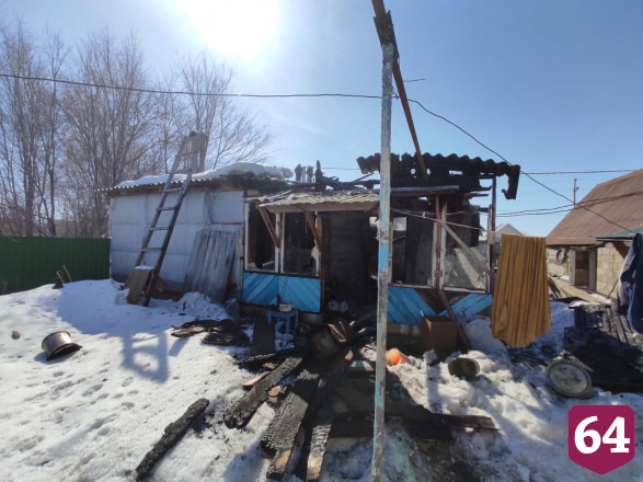 Под Саратовом прохожий спас женщину из горящего дома 